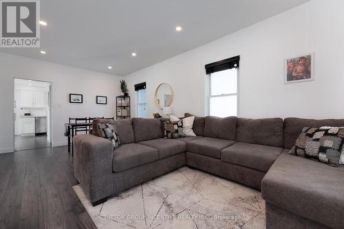 87 Dunlop Street, Orillia, ON - Indoor Photo Showing Living Room