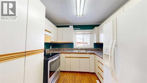 10806 102 Street, Grande Prairie, AB - Indoor Photo Showing Kitchen With Double Sink