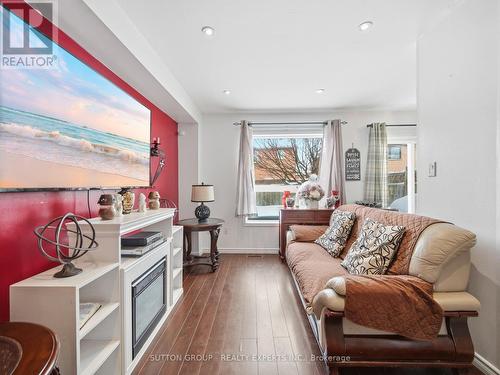 45 Ridgefield Court, Brampton, ON - Indoor Photo Showing Living Room