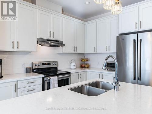 18 Heming Trail, Hamilton, ON - Indoor Photo Showing Kitchen With Stainless Steel Kitchen With Double Sink With Upgraded Kitchen