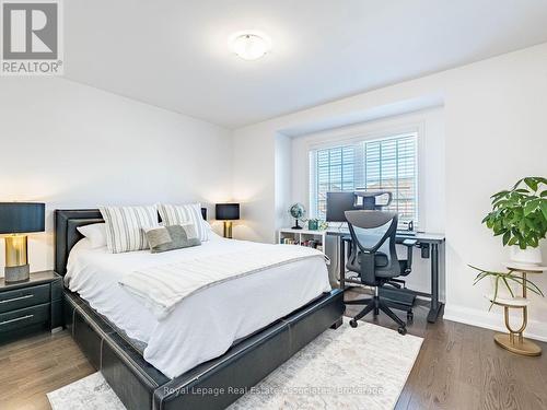 18 Heming Trail, Hamilton, ON - Indoor Photo Showing Bedroom