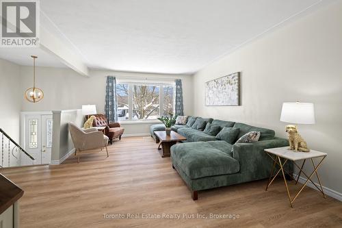 528 Greenbrook Drive, Kitchener, ON - Indoor Photo Showing Living Room