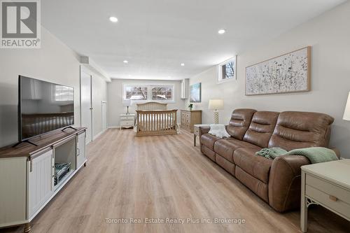 528 Greenbrook Drive, Kitchener, ON - Indoor Photo Showing Living Room