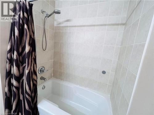 Full bath with shower / tub combo - 5053 Bidwell Common, Burlington, ON - Indoor Photo Showing Bathroom