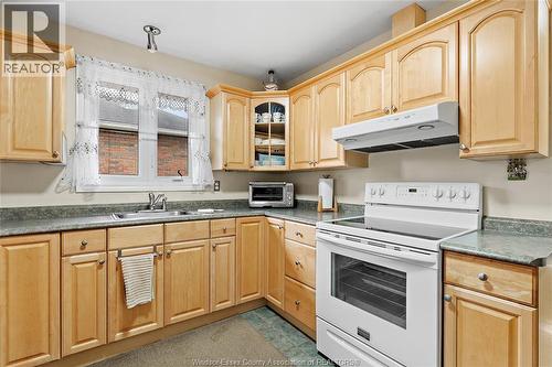1657 Glendale, Windsor, ON - Indoor Photo Showing Kitchen