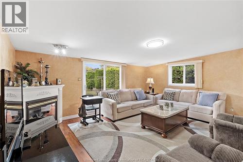 1657 Glendale, Windsor, ON - Indoor Photo Showing Living Room With Fireplace