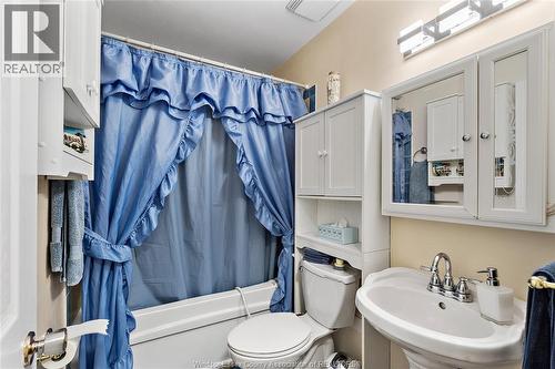 1657 Glendale, Windsor, ON - Indoor Photo Showing Bathroom
