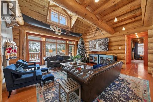 1783 Greywolf Drive, Panorama, BC - Indoor Photo Showing Living Room With Fireplace
