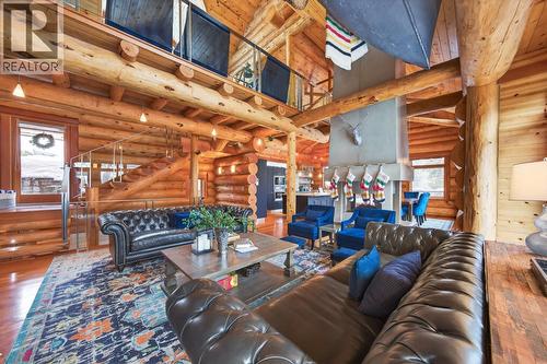 1783 Greywolf Drive, Panorama, BC - Indoor Photo Showing Living Room