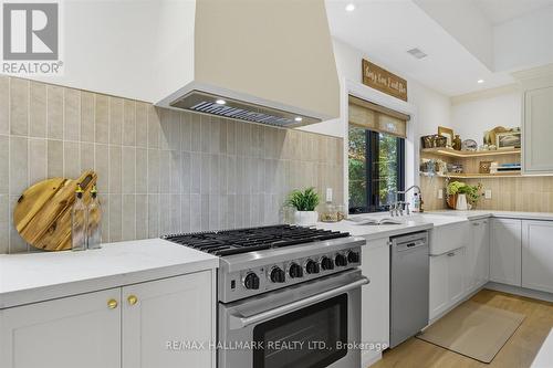 17 Mill Street, East Gwillimbury, ON - Indoor Photo Showing Kitchen