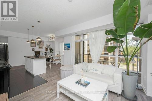 302 - 90 Charlton Avenue W, Hamilton, ON - Indoor Photo Showing Living Room