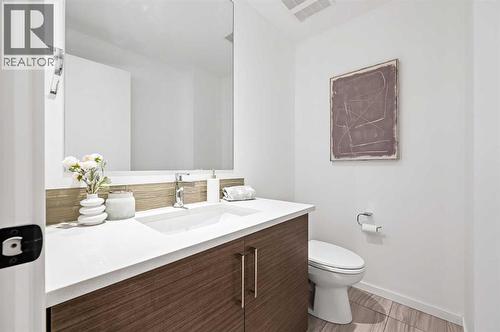 3569 19 Avenue Sw, Calgary, AB - Indoor Photo Showing Bathroom