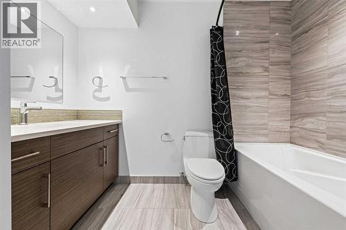 3569 19 Avenue Sw, Calgary, AB - Indoor Photo Showing Bathroom