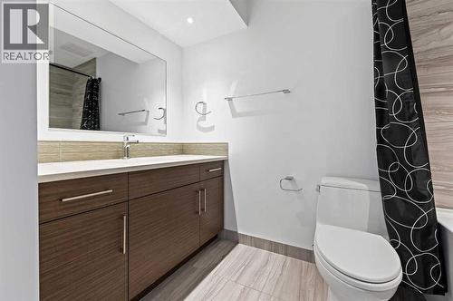 3569 19 Avenue Sw, Calgary, AB - Indoor Photo Showing Bathroom