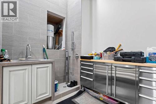 1020 Bel-Aire Drive, Calgary, AB - Indoor Photo Showing Bathroom