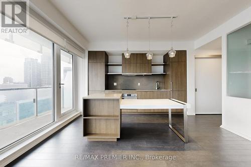 2303 - 197 Yonge Street, Toronto, ON - Indoor Photo Showing Kitchen