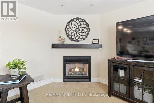 10 Grosvenor Drive, Belleville (Belleville Ward), ON - Indoor Photo Showing Living Room With Fireplace