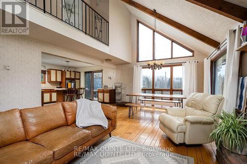 252 Maines Road, Tweed (Hungerford (Twp)), ON - Indoor Photo Showing Living Room