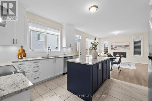 807 Mercier Crescent, Ottawa, ON - Indoor Photo Showing Kitchen With Upgraded Kitchen