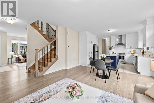 807 Mercier Crescent, Ottawa, ON - Indoor Photo Showing Living Room
