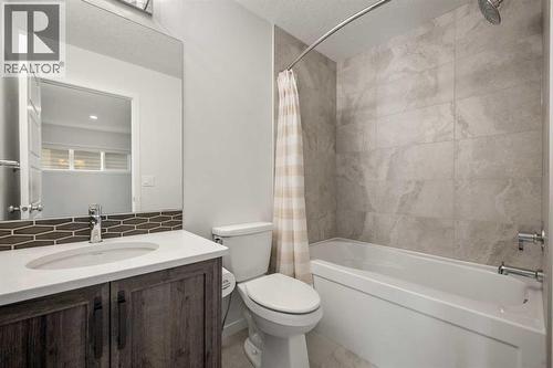 110 Wolf Creek Rise Se, Calgary, AB - Indoor Photo Showing Bathroom