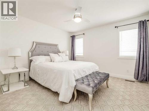 245 Prairie Rose Place S, Lethbridge, AB - Indoor Photo Showing Bedroom