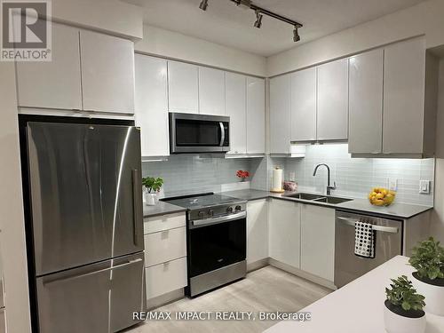 821 - 3270 Sheppard Avenue E, Toronto, ON - Indoor Photo Showing Kitchen With Stainless Steel Kitchen With Double Sink With Upgraded Kitchen