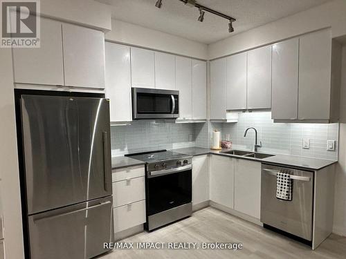 821 - 3270 Sheppard Avenue E, Toronto, ON - Indoor Photo Showing Kitchen With Stainless Steel Kitchen With Double Sink