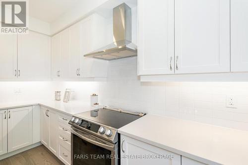 89 Berkely Street, Wasaga Beach, ON - Indoor Photo Showing Kitchen With Upgraded Kitchen