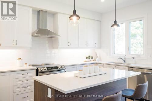 89 Berkely Street, Wasaga Beach, ON - Indoor Photo Showing Kitchen With Upgraded Kitchen