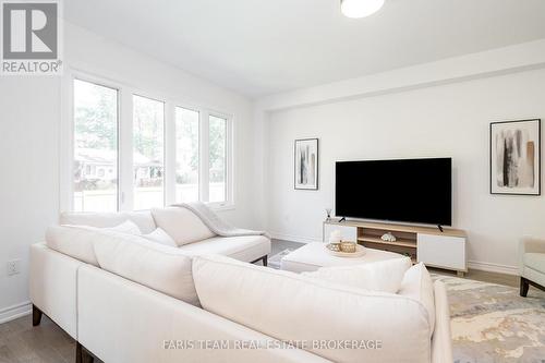 89 Berkely Street, Wasaga Beach, ON - Indoor Photo Showing Living Room