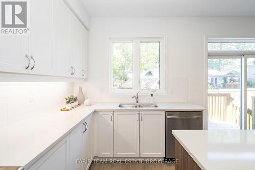 89 Berkely Street, Wasaga Beach, ON - Indoor Photo Showing Kitchen With Double Sink