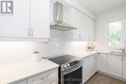 89 Berkely Street, Wasaga Beach, ON - Indoor Photo Showing Kitchen With Upgraded Kitchen