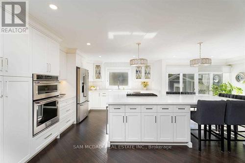 2064 Almira Court, Mississauga, ON - Indoor Photo Showing Kitchen With Upgraded Kitchen