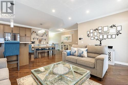 9 Broadpoint Street, Wasaga Beach, ON - Indoor Photo Showing Living Room