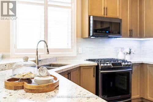 9 Broadpoint Street, Wasaga Beach, ON - Indoor Photo Showing Kitchen With Double Sink
