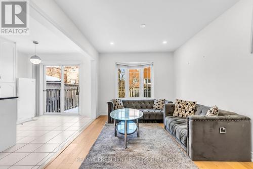 7031 Graydon Court, Mississauga, ON - Indoor Photo Showing Living Room