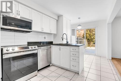 7031 Graydon Court, Mississauga, ON - Indoor Photo Showing Kitchen