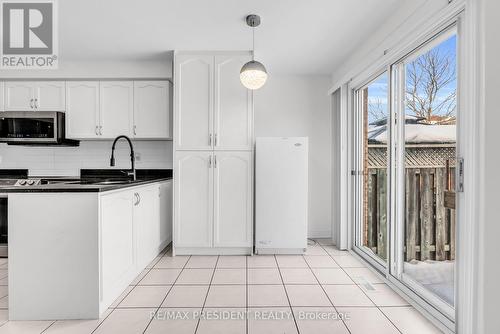 7031 Graydon Court, Mississauga, ON - Indoor Photo Showing Kitchen