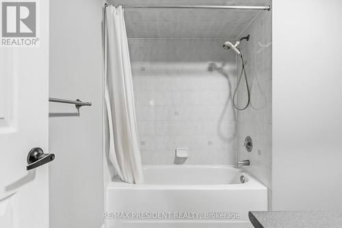7031 Graydon Court, Mississauga, ON - Indoor Photo Showing Bathroom