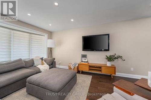 18 Deanecrest Road, Toronto, ON - Indoor Photo Showing Living Room