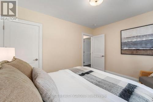 18 Deanecrest Road, Toronto, ON - Indoor Photo Showing Bedroom
