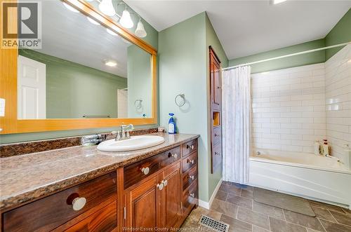 9 Mckee, Wallaceburg, ON - Indoor Photo Showing Bathroom