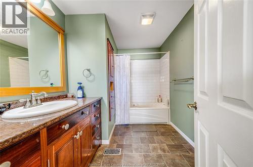 9 Mckee, Wallaceburg, ON - Indoor Photo Showing Bathroom