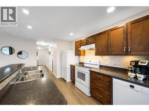 1750 Mckinley Court Unit# 4, Kamloops, BC - Indoor Photo Showing Kitchen With Double Sink