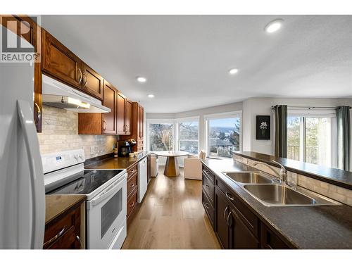 1750 Mckinley Court Unit# 4, Kamloops, BC - Indoor Photo Showing Kitchen With Double Sink