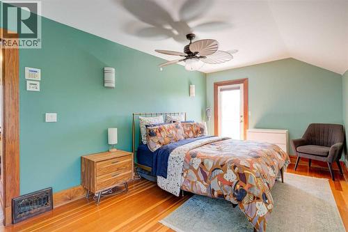 primary bed - 1512 33 Avenue Sw, Calgary, AB - Indoor Photo Showing Bedroom