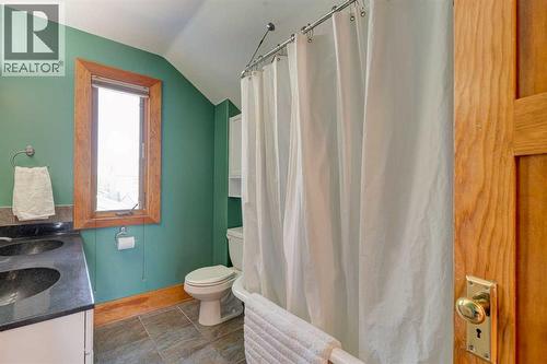 1512 33 Avenue Sw, Calgary, AB - Indoor Photo Showing Bathroom