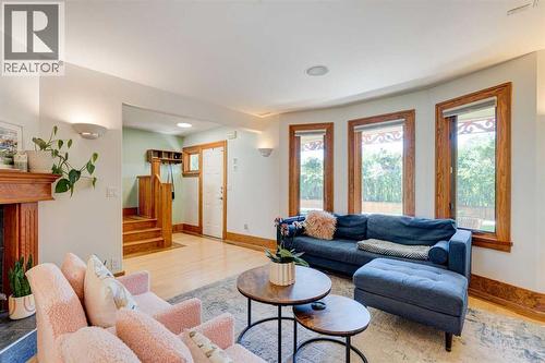 1512 33 Avenue Sw, Calgary, AB - Indoor Photo Showing Living Room