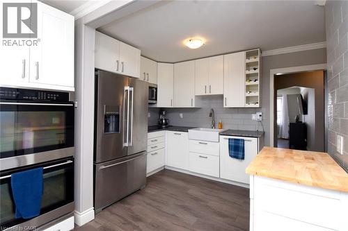 302 East 27Th Street, Hamilton, ON - Indoor Photo Showing Kitchen